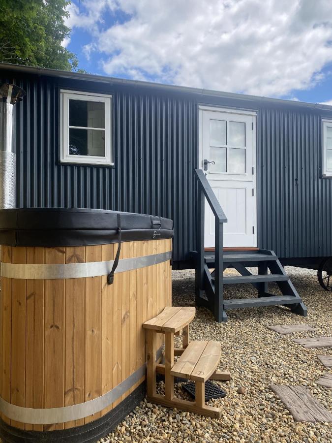 The White Horse Hotel And Luxury Shepherds Huts Eye  Exterior foto